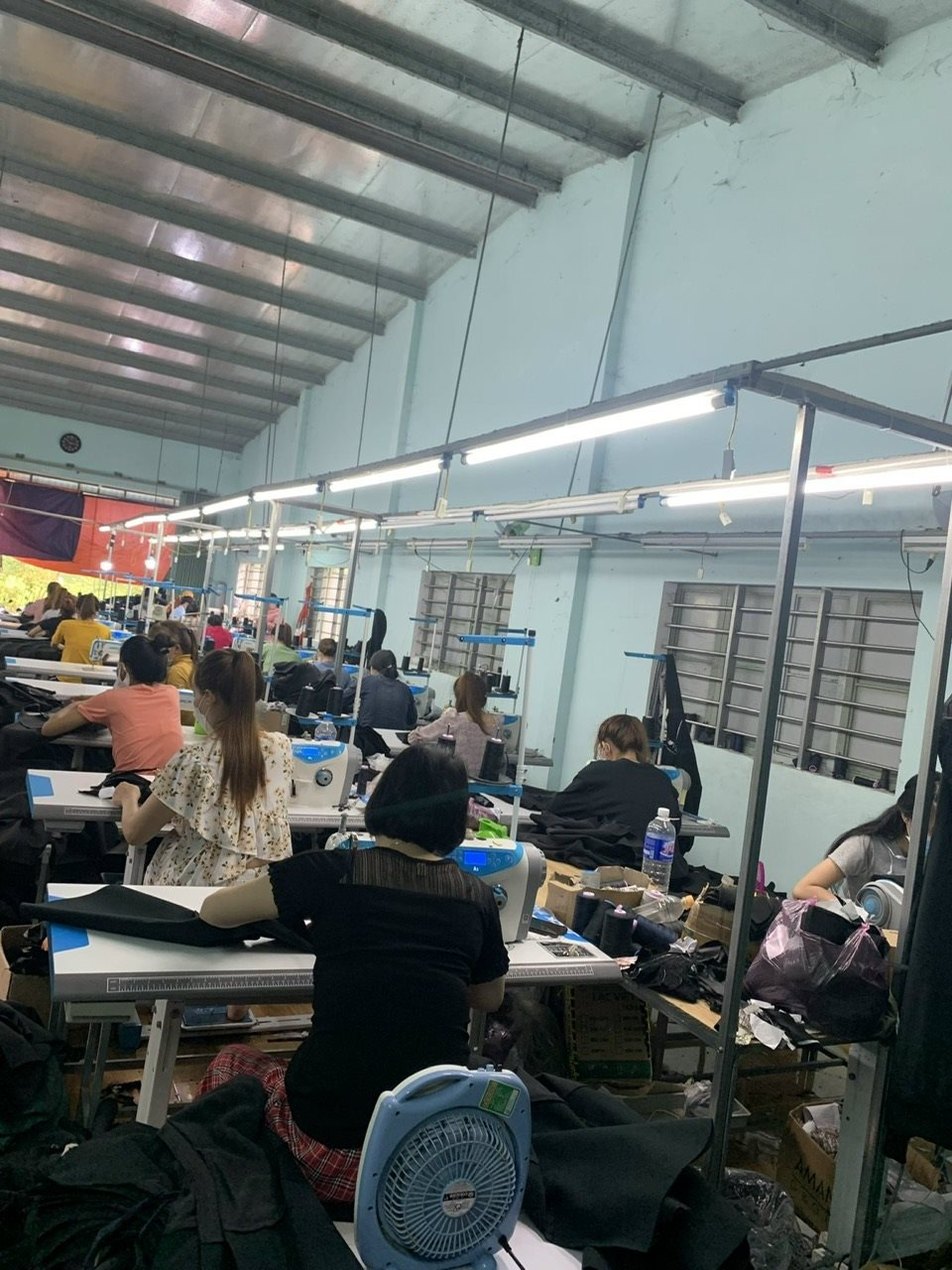 Trang chủ Khu cắt vải - May Thêu Hoàng Ánh